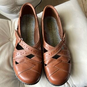 Clarks Ladies Leather Round Toe Strappy Velcro - closure Sandals Size 10